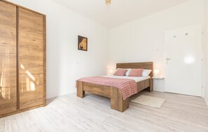 2 bedrooms, travel cot, free WiFi, bed sheets