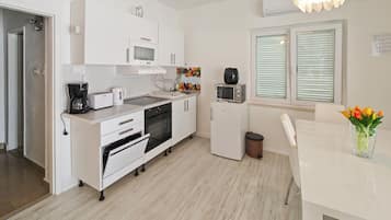 Fridge, stovetop, dishwasher, coffee/tea maker