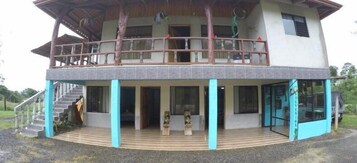 Fachada de la propiedad