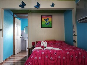 Minibar, bed sheets - Cabinas Cascada Rio Celeste (Bijagua)