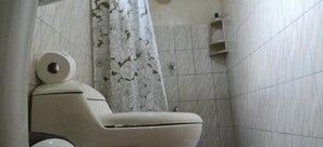 Hytte, 1 queensize-seng | Bad | Dusj, håndklær, såpe og sjampo