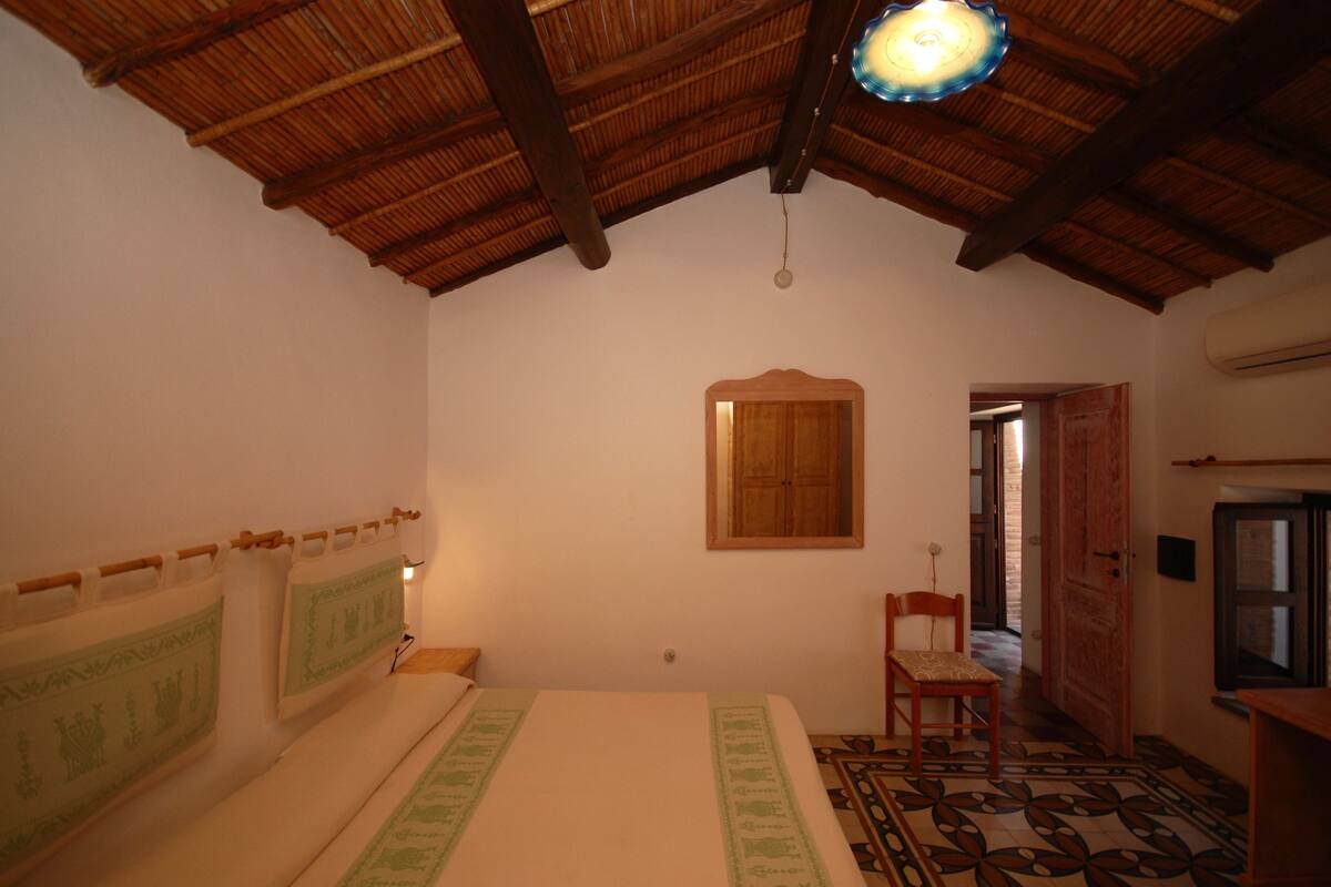 Minibar, desk, free WiFi, bed sheets