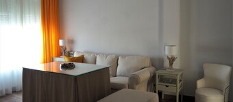 Excellent situation in front of historic center. Puerta de Almodóvar