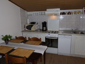 Kylskåp, mikrovågsugn, ugn och diskmaskin