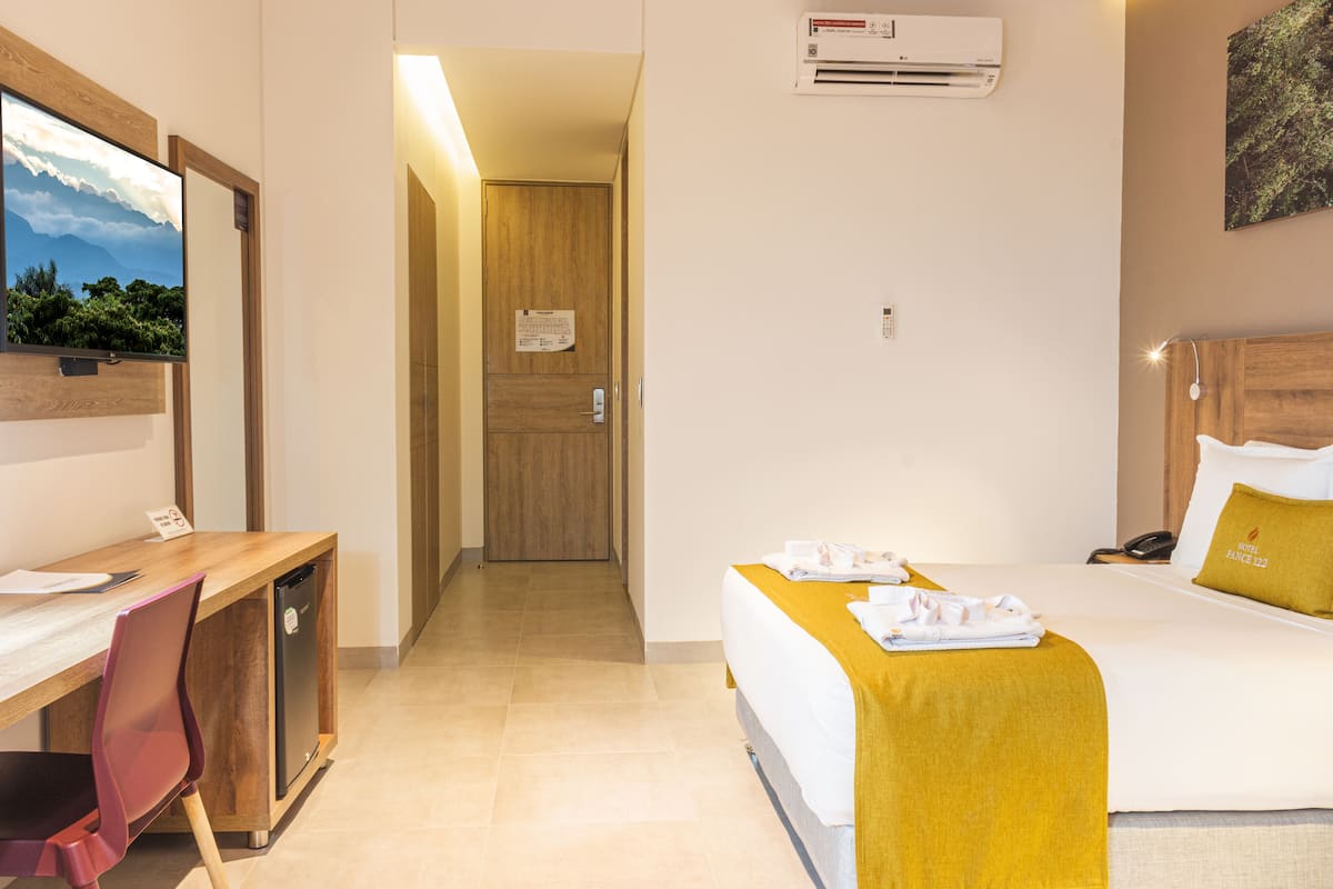Business kamer | Luxe beddengoed, een minibar, een kluis op de kamer