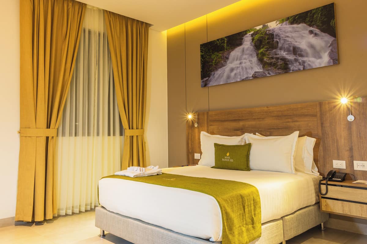 Junior kamer, hot tub | Luxe beddengoed, een minibar, een kluis op de kamer