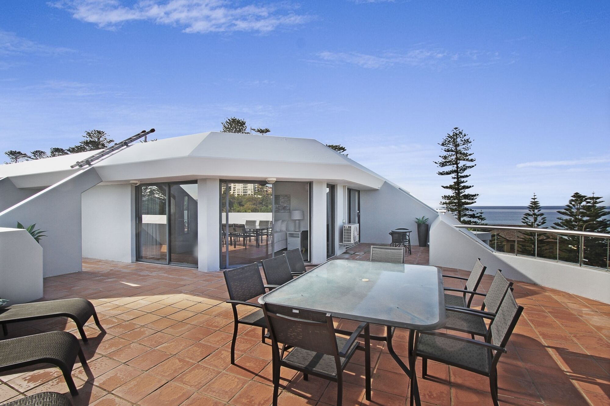 BEACHSIDE BEAUTY IN MANLY- PENTHOUSE APT 21