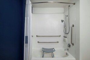 Combined shower/bathtub, free toiletries, hair dryer, towels - City Express by Marriott Washington, DC Northeast (Washington)