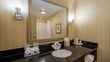 Combined shower/tub, free toiletries, hair dryer, towels