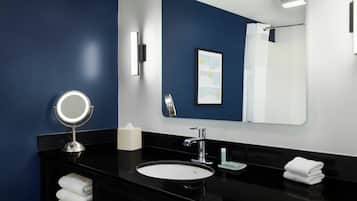 Ducha y bañera combinadas y artículos de higiene personal gratuitos