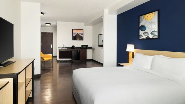 A hotel room with a bed, a desk, a chair, and a television. - City Express by Marriott Washington, DC Northeast (Washington)