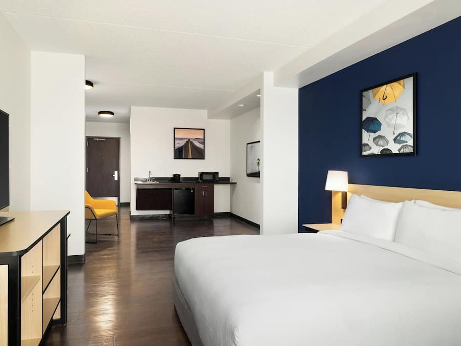 Ylelliset vuodevaatteet, työpöytä