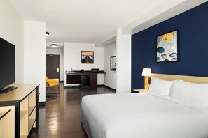 A hotel room with a bed, a desk, a chair, and a television. - City Express by Marriott Washington, DC Northeast (Washington)