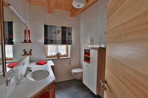 ヘアドライヤー、タオル、石鹸、トイレットペーパー