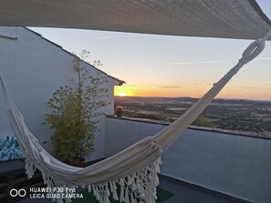 Terrace/patio - A true "Village Refuge" in Monsaraz - Holiday home (pets allowed). (Monsaraz)
