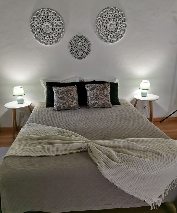 1 slaapkamer, een strijkplank/strijkijzer, gratis wifi, beddengoed