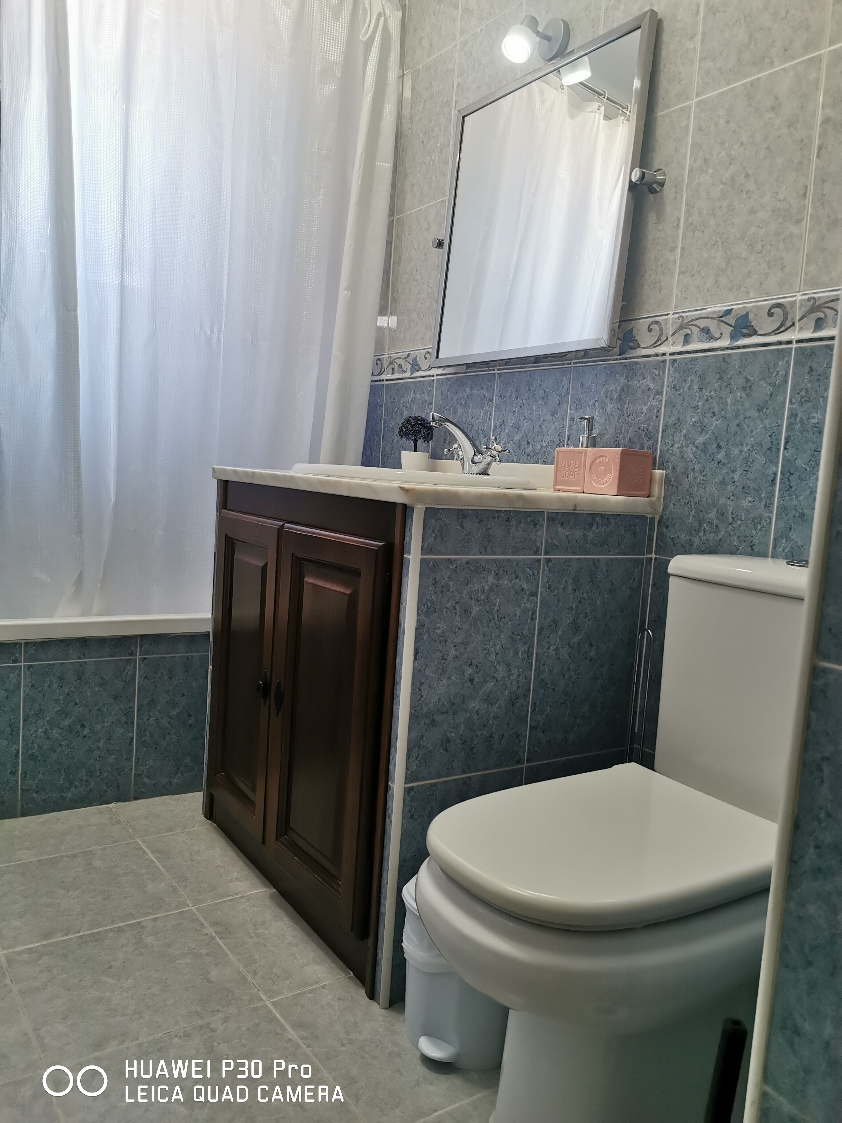 Haartrockner, Handtücher, Seife, Shampoo