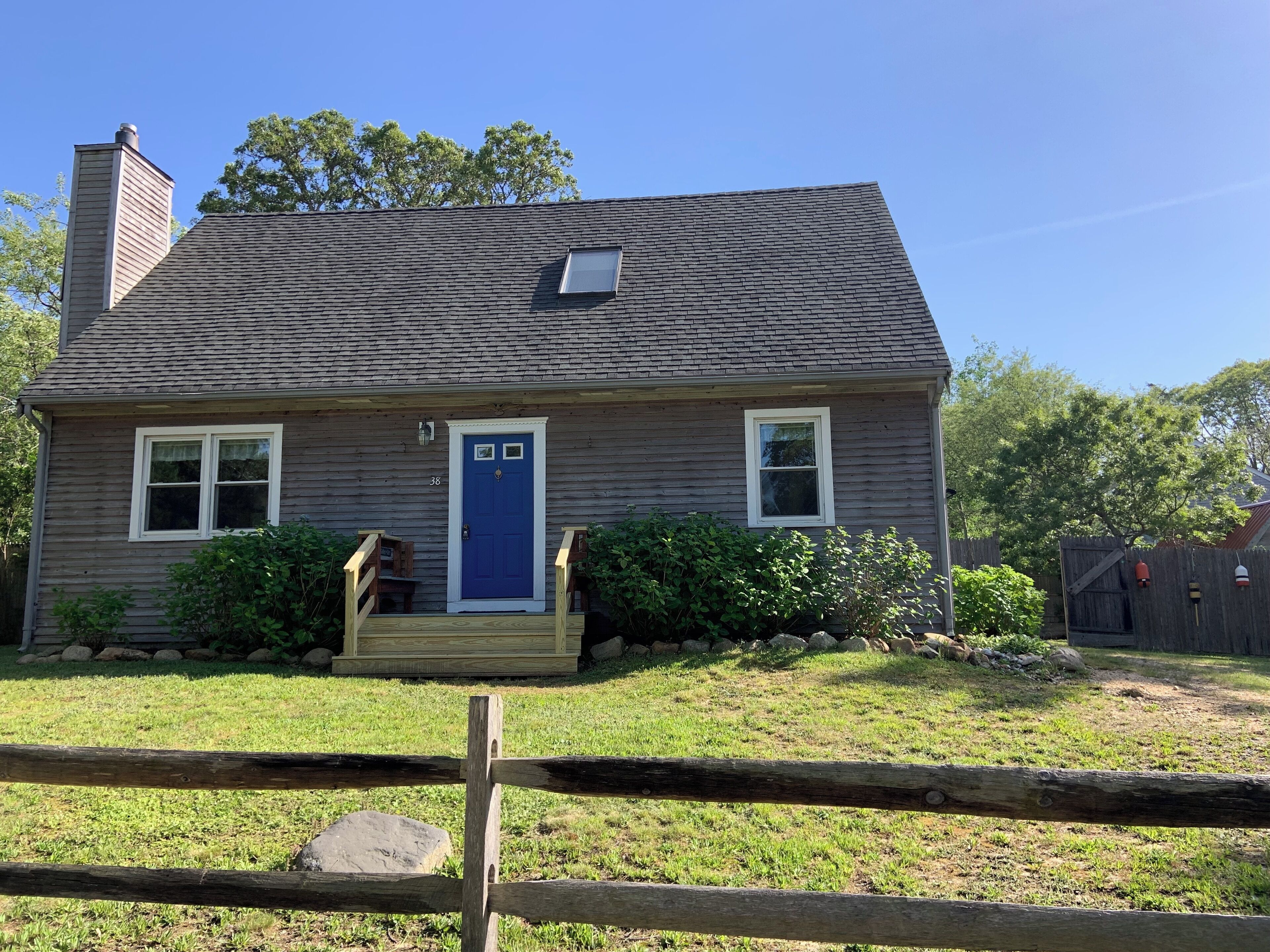 Oak Bluff Cottage Near Town