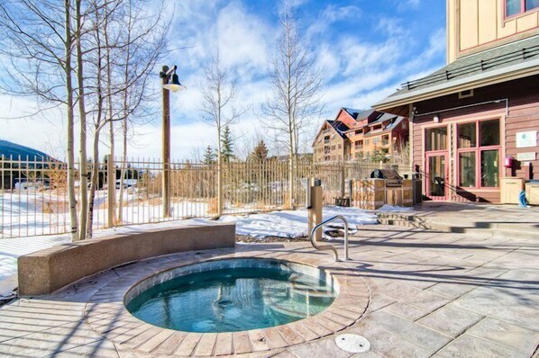 Outdoor spa tub - 3 Bedroom Colorado Mountain Vacation Rental in River Run Village With Convenient Access to Ski Slopes (Keystone)