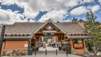 Condo (8284_Silver_Mill) | Exterior