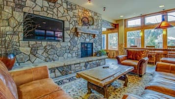 Condo (8061_Black_Bear) | Sala de estar | Televisión de pantalla plana