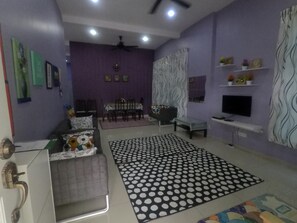 TV - Comfortable house with good access, parking space & 5 minutes drive to Town only (Melaka)