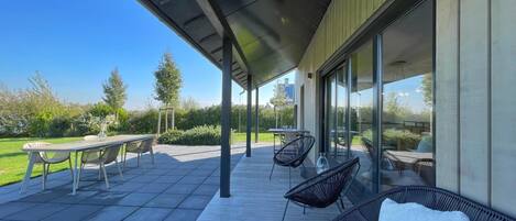 屋外ダイニングエリア