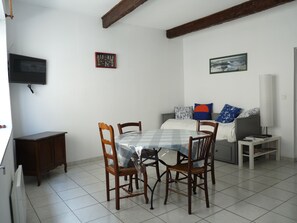 Dining - apartment of the callade (Peyriac-de-Mer)