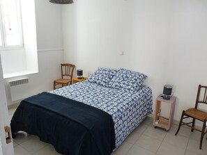 1 habitación, escritorio, internet y ropa de cama