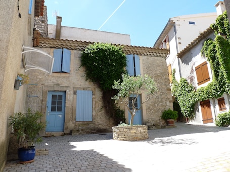 Exterior. apartment of the callade