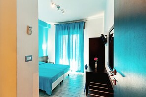 3 bedrooms, iron/ironing board, WiFi - Naxos sea view with terrace! 20m from the beach (Giardini Naxos)