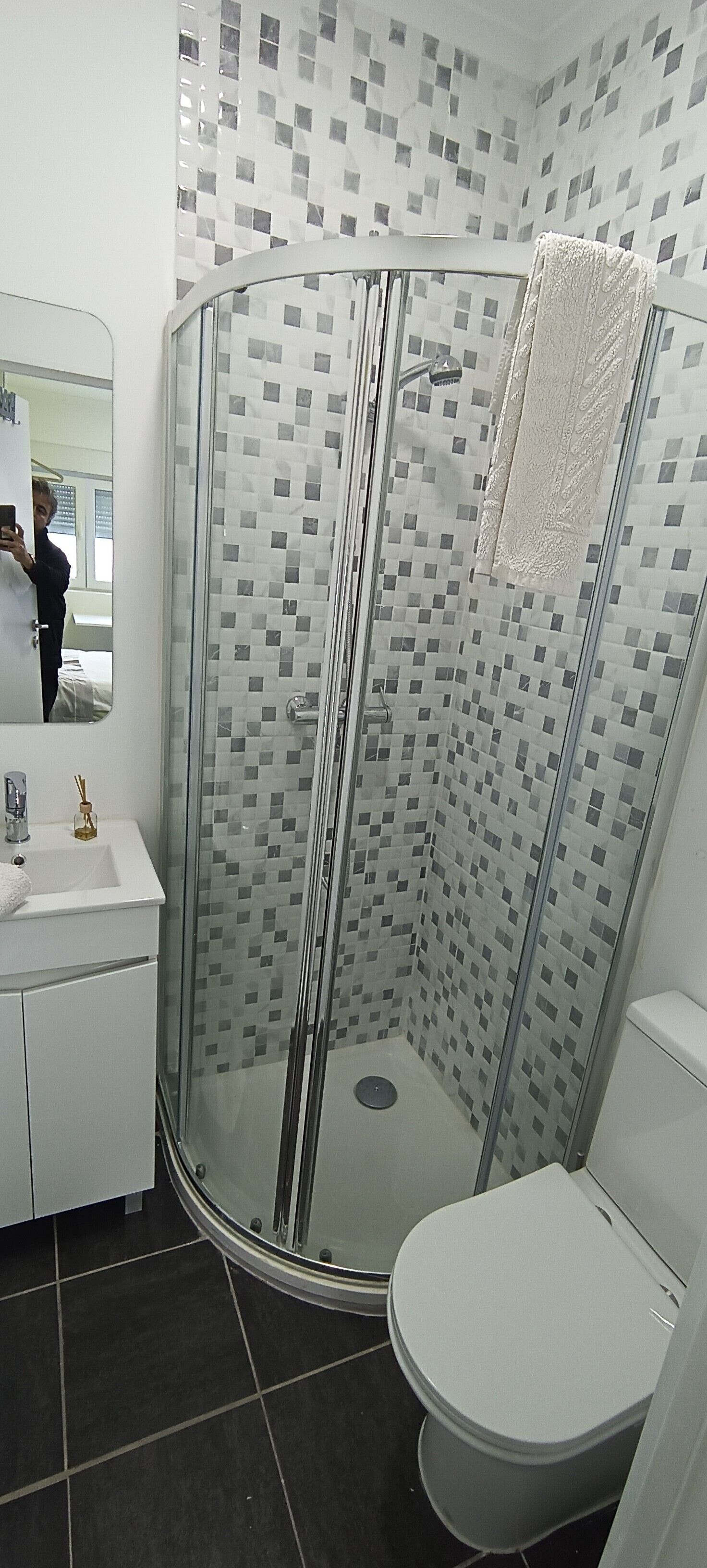 Studio, 1 lit double | Salle de bain | Douche, douche à « effet pluie », sèche-cheveux, savon