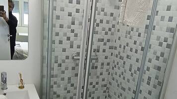 Studio, 1 lit double | Salle de bain | Douche, douche à « effet pluie », sèche-cheveux, savon