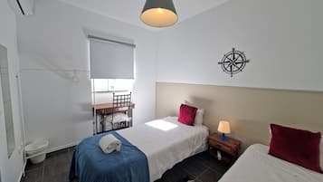 Habitación estándar con 2 camas individuales, baño compartido | 1 dormitorio, wifi gratis, ropa de cama