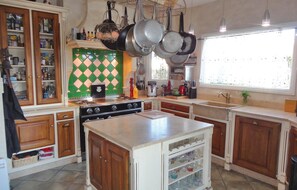 Réfrigérateur, micro-ondes, plaque de cuisson, lave-vaisselle