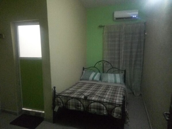 ห้องสแตนดาร์ด | ตู้นิรภัยในห้องพัก, ห้องเก็บเสียง, ผ้าปูที่นอน