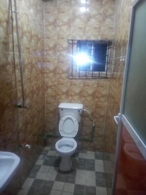 ห้องสแตนดาร์ด | ห้องน้ำ | ฝักบัว, ผ้าเช็ดตัว