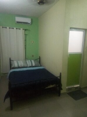 ห้องสแตนดาร์ด | ตู้นิรภัยในห้องพัก, ห้องเก็บเสียง, ผ้าปูที่นอน