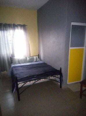 ห้องสแตนดาร์ด | ตู้นิรภัยในห้องพัก, ห้องเก็บเสียง, ผ้าปูที่นอน