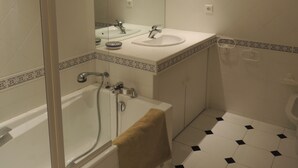 A bathroom with a bathtub, a sink, and a toilet. - 18th century master house with swimming pool (Nages-et-Solorgues)
