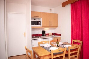 Fridge, microwave, dishwasher, coffee/tea maker