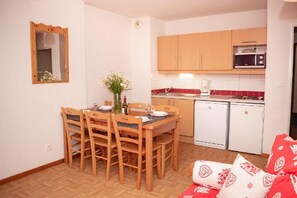 Dining - Wifi, 1st floor, view mountain, swimming pool, balcony, parking, tv, ski locker, 35m² (Puy-Saint-Vincent)