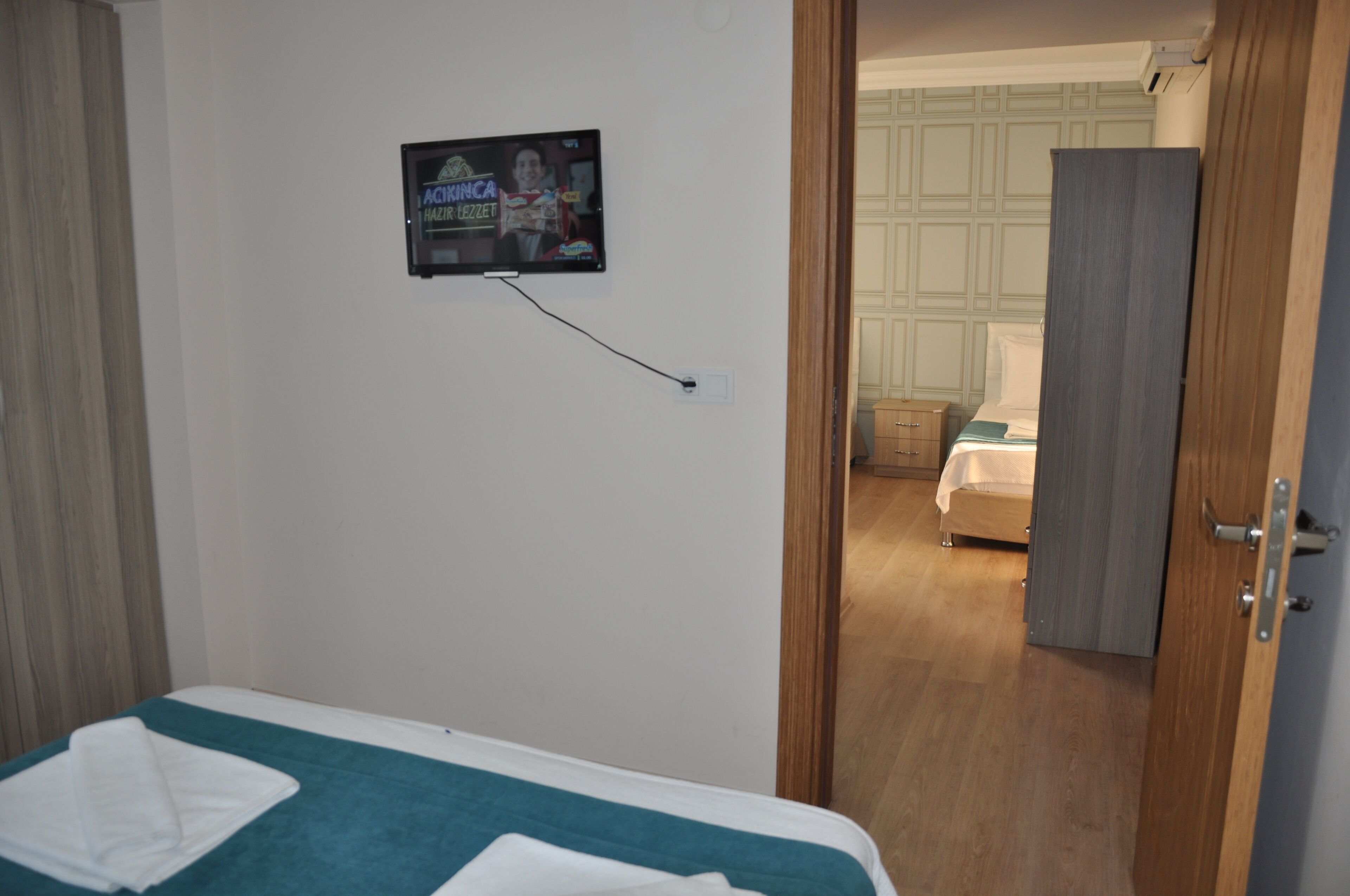 Roupas de cama premium, escrivaninha, cortinas blackout