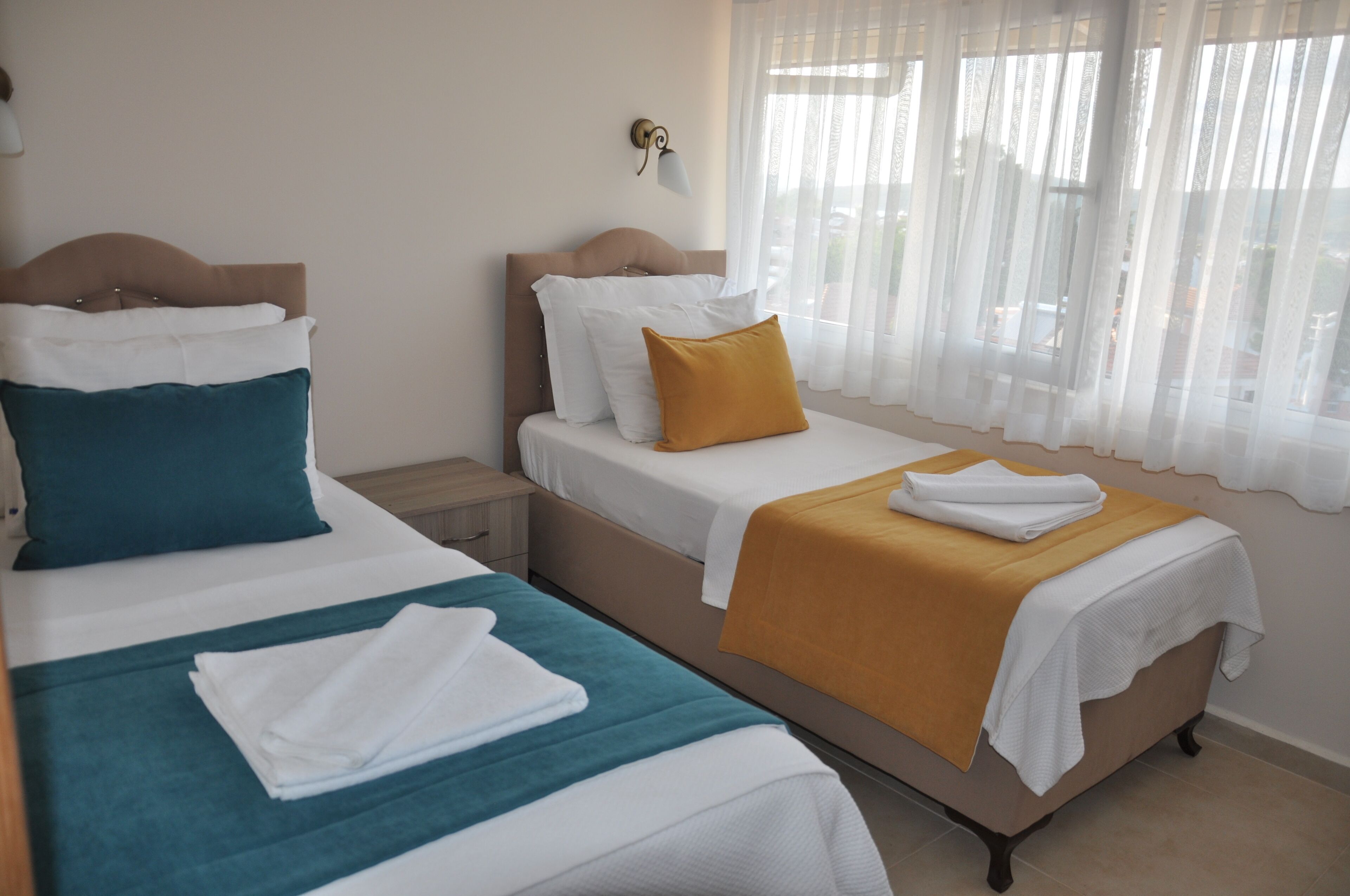 Roupas de cama premium, escrivaninha, cortinas blackout