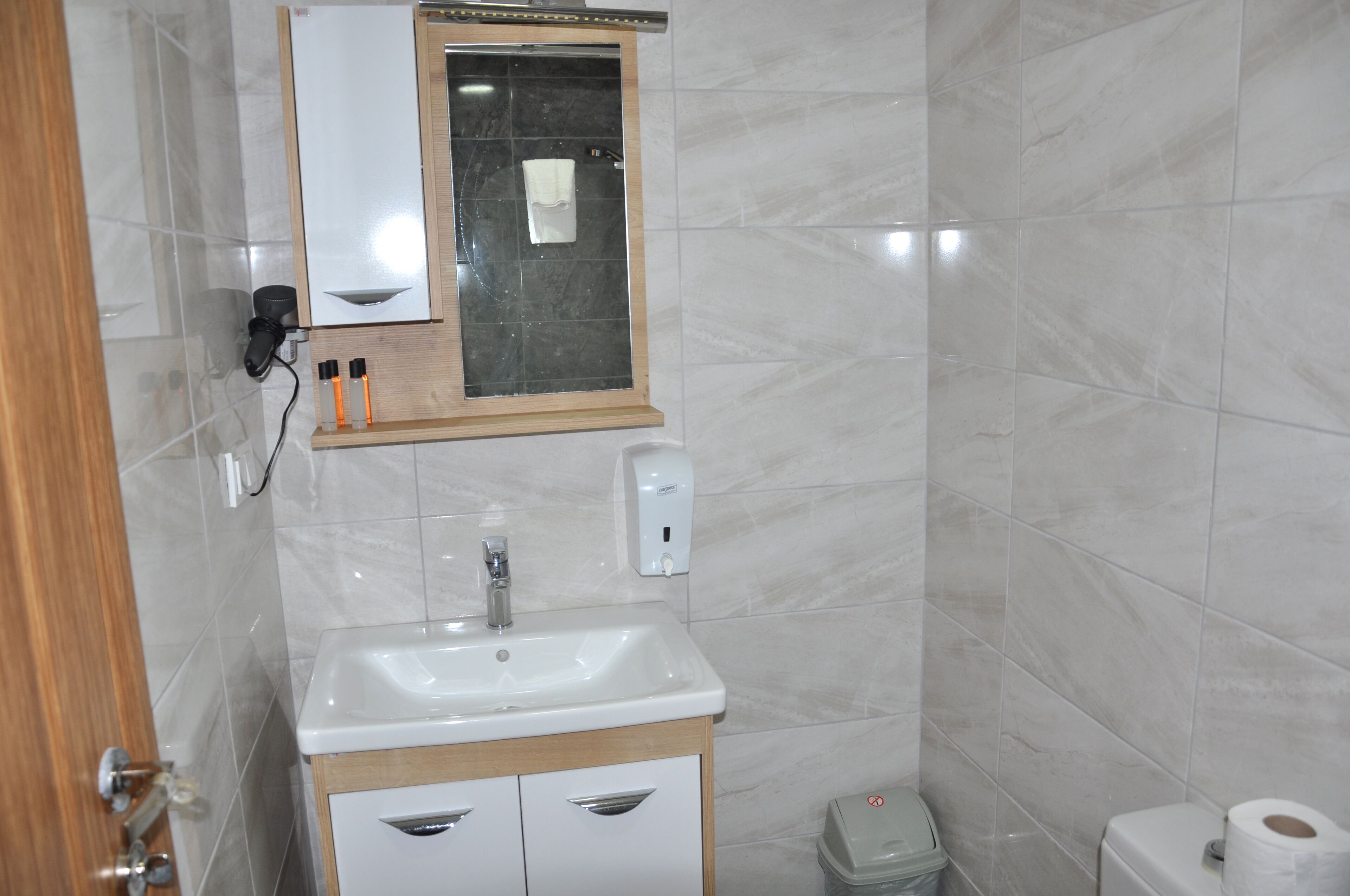economy double room | bathroom | shower, free toiletries, hair dryer, slippers