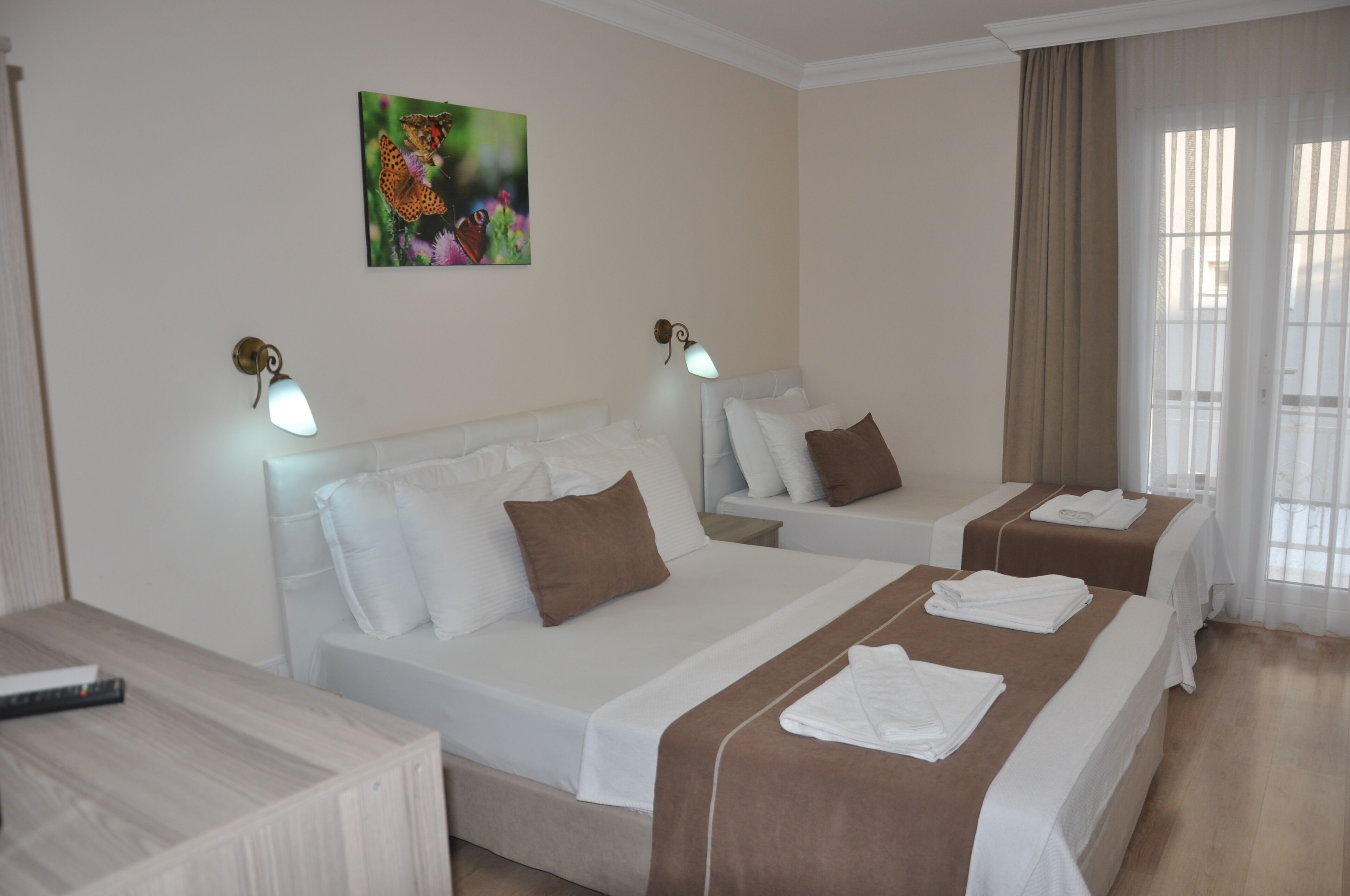 Roupas de cama premium, escrivaninha, cortinas blackout