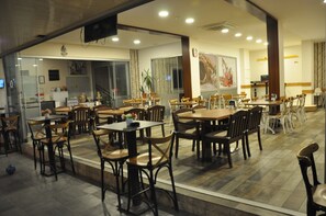 Serveert ontbijt, lunch, diner, Turkse gerechten 