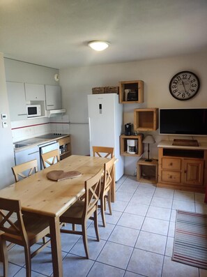 Kühlschrank, Mikrowelle, Wasserkocher mit Kaffee-/Teezubehör, Toaster