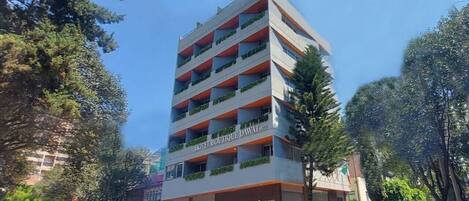 Vista frontal de la propiedad