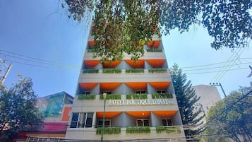 Vista frontal de la propiedad
